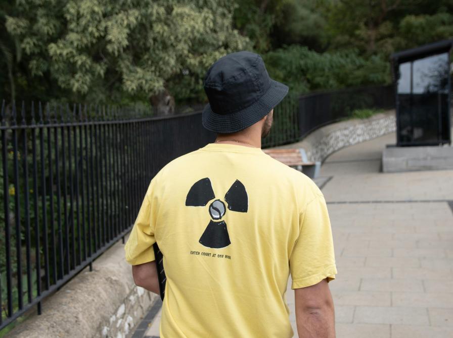 Foto af mand i A-kraft t-shirt