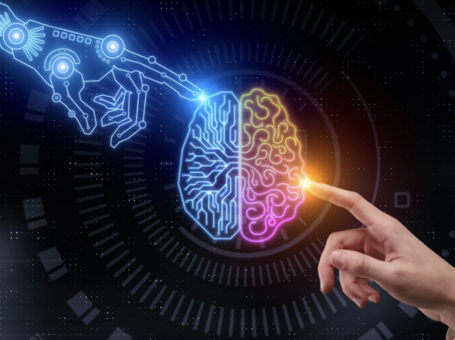Billede hvor computerhånd rører ved én hjernehalvdel og en mennskelig hånd ved den anden.